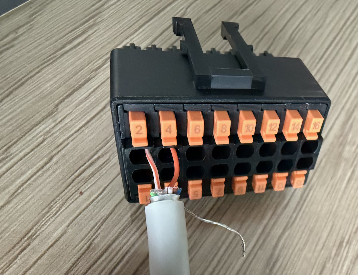 The two wires connected to port 2 and 4 of the signal cable
connector